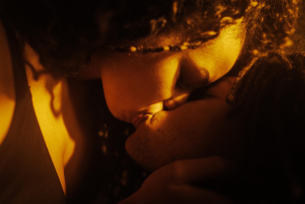 couple kissing